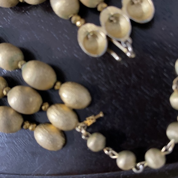 Vintage Trifari Frosted Gold Necklace Excellent! - Picture 5 of 5